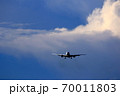 着陸態勢の旅客機 70011803