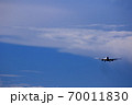 着陸態勢の旅客機 70011830