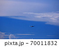 着陸態勢の旅客機 70011832