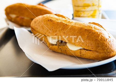 カフェのパニーニ 70011845