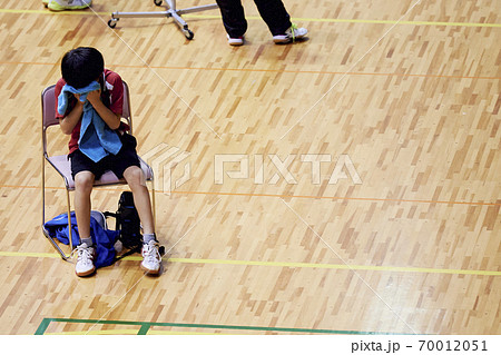 バドミントンの試合負けて悔しい小学生男子の写真素材