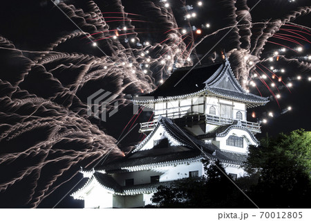 【愛知県犬山市】日本ライン夏まつり納涼花火大会。花火と犬山城。 70012805