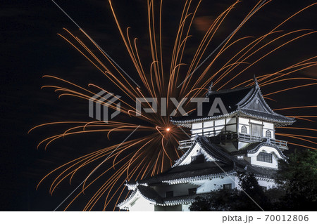 【愛知県犬山市】日本ライン夏まつり納涼花火大会。花火と犬山城。 【愛知県犬山市】日本ライン夏まつり納涼花火大会。花火と犬山城。 70012806