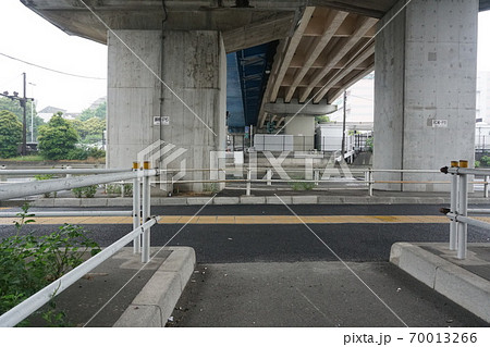 海岸通り高架下で雨宿り 海岸通り高架下で雨宿り 70013266