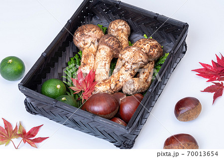 秋の美味しい味覚　松茸・栗・紅葉・カボス 70013654