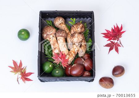 秋の美味しい味覚　松茸・栗・紅葉・カボス 70013655