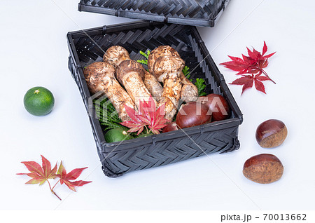 秋の美味しい味覚　松茸・栗・紅葉・カボス 70013662