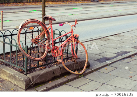 Forgotten funky hipster pink retro bicycle on a street. 70016238