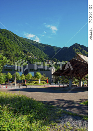 夏の奥多摩湖 奥多摩水と緑のふれあい館前の広場と背景の南岸の山々 夏の奥多摩湖 奥多摩水と緑のふれあい館前の広場と背景の南岸の山々 70016439