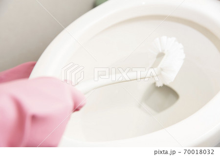 トイレを掃除する女性 トイレを掃除する女性 70018032