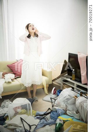 片付けられない女性 片付けられない女性 70019271
