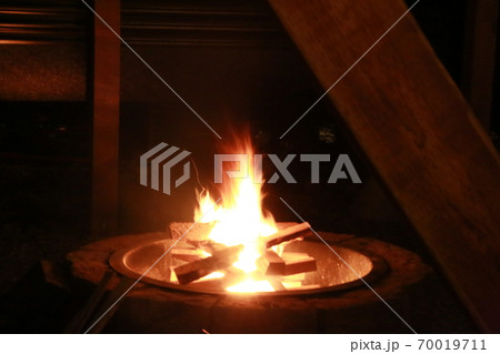 キャンプ場でたき火 70019711
