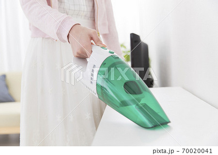 掃除をする女性 70020041