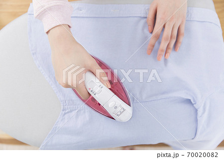 アイロンがけをする女性 アイロンがけをする女性 70020082