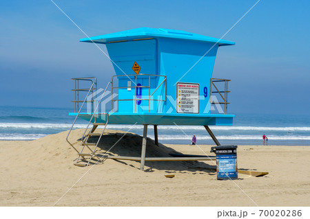 Lifeguard tower on the Huntington Beach during sunny day. 70020286