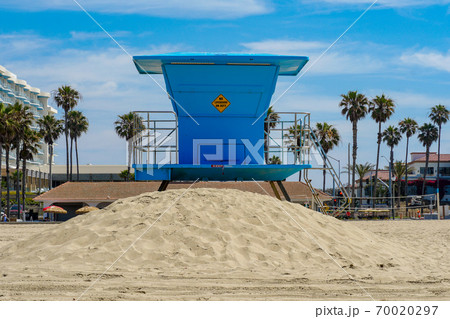 Lifeguard tower on the Huntington Beach during sunny day. 70020297