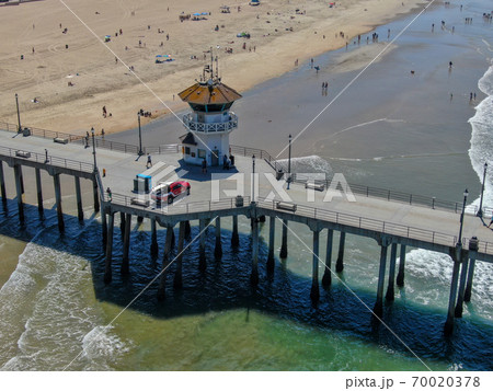 Huntington Pier with lifeguard tower for surfer. Southeast of Los Angeles. California, USA. 70020378