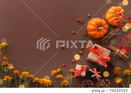 秋の背景　オレンジかぼちゃ　お花　プレゼント 70020503