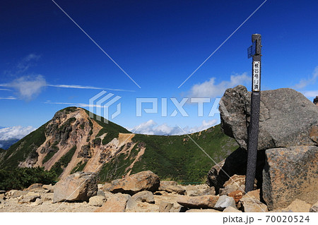 初秋の八ヶ岳連峰 根石岳山頂と西天狗岳 初秋の八ヶ岳連峰 根石岳山頂と西天狗岳 70020524