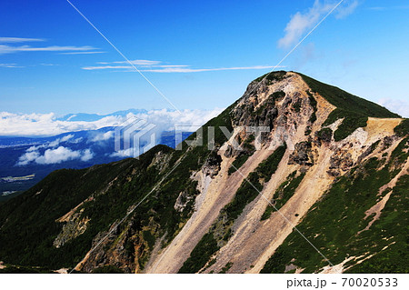 初秋の八ヶ岳連峰　根石岳からの西天狗岳　遠くに北アルプス槍穂高連峰を望む 70020533