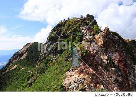 初秋の八ヶ岳連峰 東天狗岳山頂と西天狗岳 初秋の八ヶ岳連峰 東天狗岳山頂と西天狗岳 70020699