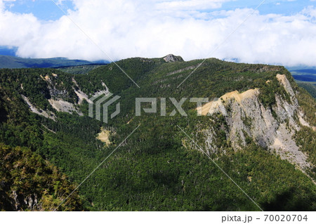 初秋の八ヶ岳連峰　東天狗岳山頂から北八ヶ岳『にゅう』山頂と稲子岳を望む 70020704
