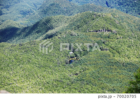 初秋の八ヶ岳連峰 東天狗岳山頂からしらびそ小屋 ミドリ池を望むの写真素材