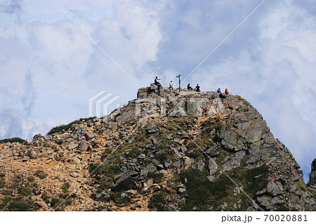 初秋の八ヶ岳連峰　西天狗岳山頂から　東天狗岳山頂を望む 70020881