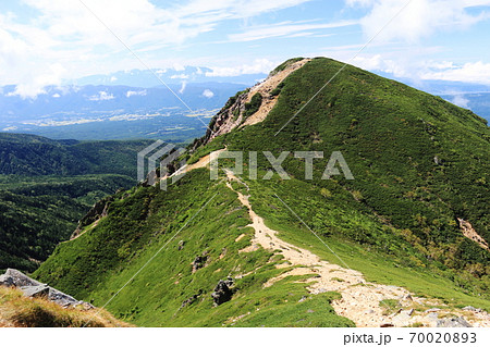 初秋の八ヶ岳連峰　天狗岳鞍部から西天狗岳山頂を望む 70020893