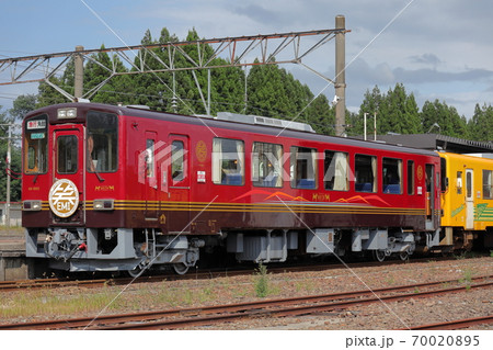 鷹巣駅に停車中の観光列車 笑EMI 鷹巣駅に停車中の観光列車 笑EMI 70020895
