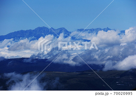 初秋の八ヶ岳連峰 西天狗岳山頂より霧ヶ峰越しに北アルプス槍穂高連峰を望む 初秋の八ヶ岳連峰 西天狗岳山頂より霧ヶ峰越しに北アルプス槍穂高連峰を望む 70020995