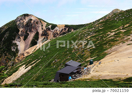 初秋の八ヶ岳連峰　箕冠山から　根石岳山荘越しに西天狗岳を望む 70021150