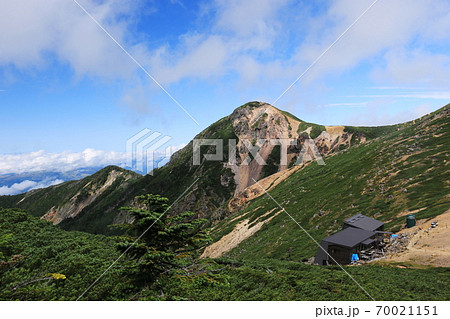 初秋の八ヶ岳連峰　箕冠山から　根石岳山荘越しに西天狗岳を望む 70021151