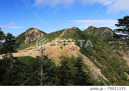 初秋の八ヶ岳連峰 夏沢峠縦走路 根石岳越しに東天狗岳を望む 初秋の八ヶ岳連峰 夏沢峠縦走路 根石岳越しに東天狗岳を望む 70021155