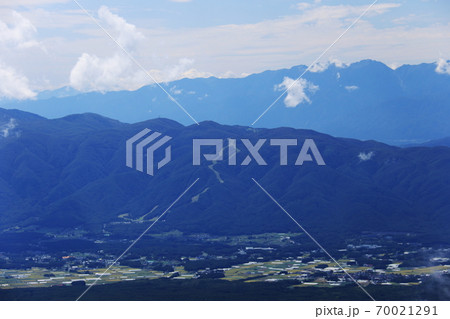 初秋の八ヶ岳連峰　西天狗岳山頂から入笠山越しに中央アルプスを望む 70021291