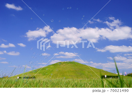 秋の公園でシャボン玉 70021490