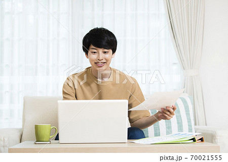 若い男性 テレワーク リモートワーク オンライン会議 オンライン授業 若い男性 テレワーク リモートワーク オンライン会議 オンライン授業 70021555