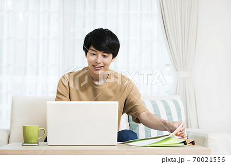 若い男性 テレワーク リモートワーク オンライン会議 オンライン授業 若い男性 テレワーク リモートワーク オンライン会議 オンライン授業 70021556