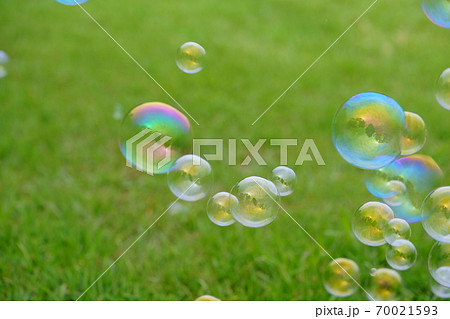 公園でシャボン玉を追いかける 70021593