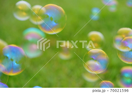 迫るシャボン玉 70021596
