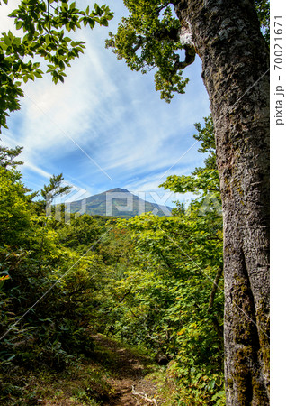 秋　色づき始めた鳥海山　秋田県 70021671