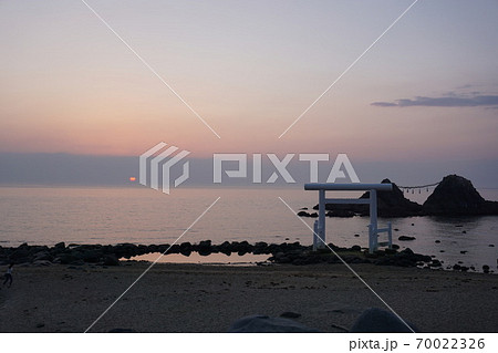 夕焼けをバックに夫婦岩 70022326