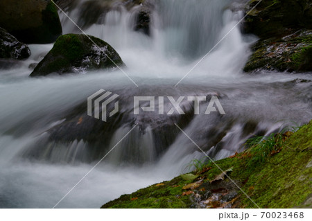 渓流のエネルギッシュな水の動き 70023468
