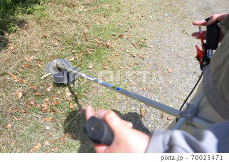 お庭の草刈り作業(草刈り機 エンジン式チップソータイプ) お庭の草刈り作業(草刈り機 エンジン式チップソータイプ) 70023471