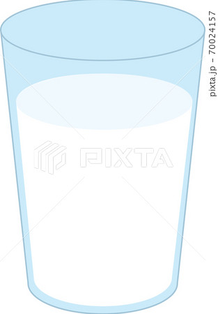 ガラスのコップに入った牛乳 70024157