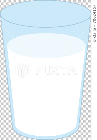 ガラスのコップに入った牛乳 70024157