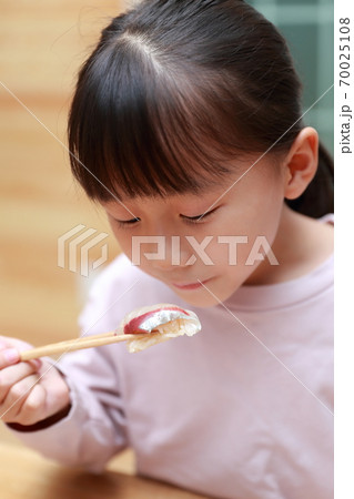 シマアジ(縞鯵)の握り寿司を食べる女の子 70025108