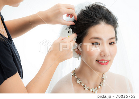 ウェディングドレスの女性 70025755