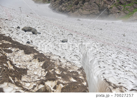 2020年7月、白馬岳大雪渓は結構残っていてアイゼンで歩きやすかった 2020年7月、白馬岳大雪渓は結構残っていてアイゼンで歩きやすかった 70027257