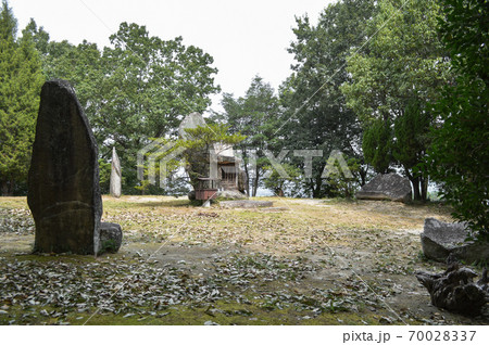 弥生時代からある巨石に囲まれた王墓山丘陵の楯築神社 弥生時代からある巨石に囲まれた王墓山丘陵の楯築神社 70028337